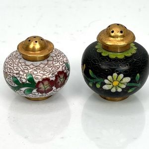 Cloisonné salt and pepper shaker with floral accent
